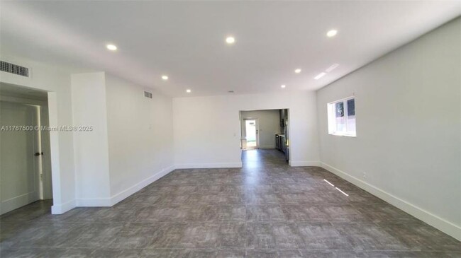 Building Photo - 3 bedroom in Miami FL 33127
