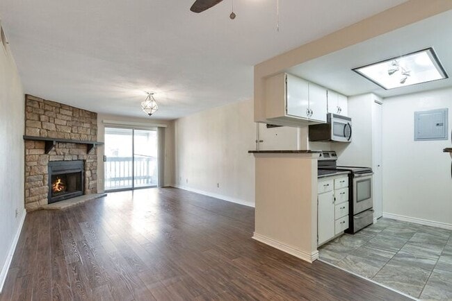 Building Photo - 1BR Condo • Fireplace • Balcony in Aurora