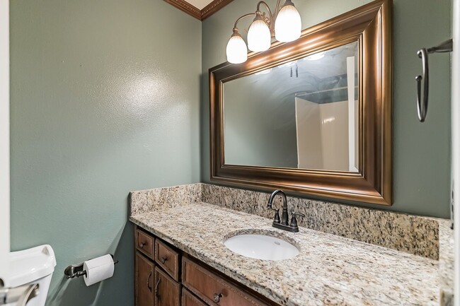 Building Photo - Hyland Hills 5 Bedroom Gem