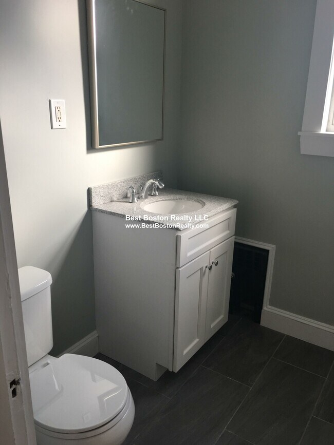 Building Photo - 26 Marathon St