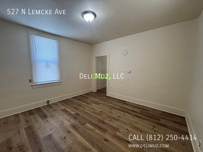 Building Photo - 527 N Lemcke Ave