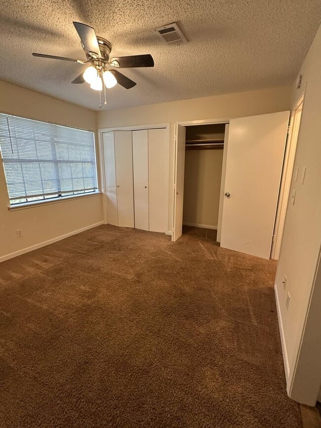 Building Photo - 2 Bed Townhouse in Central Pensacola