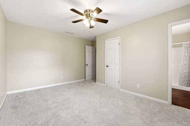 Building Photo - Renovated end-unit townhome in the Heart of Roswell