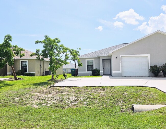 Building Photo - Like New  3 bedroom, 2bath 1 car garage