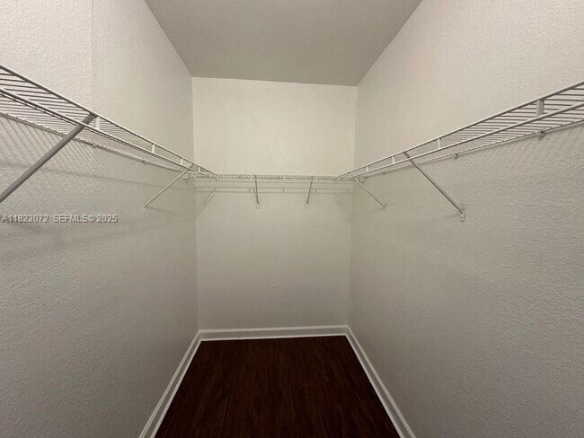 Building Photo - 1661 SE 29th Ct