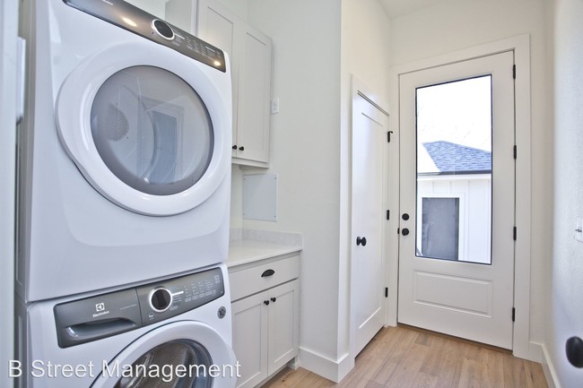 Building Photo - 4 br, 3.5 bath House - 329 SW D Street