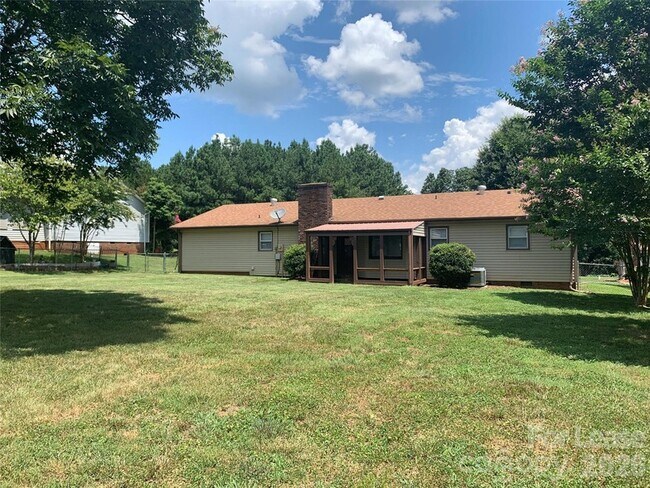 Building Photo - 2995 Wonderland Ln