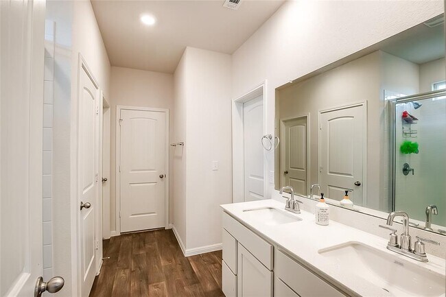 Building Photo - 908 Vogel Dr