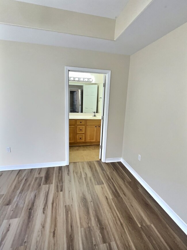 Building Photo - 3/2 Fireplace, 2 Car Garage St. Martin Schools