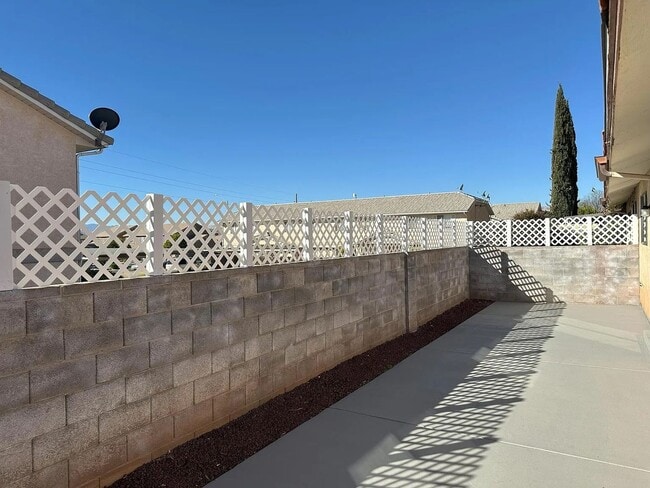 Building Photo - Single-Level 3 Bedroom Townhome in St. George