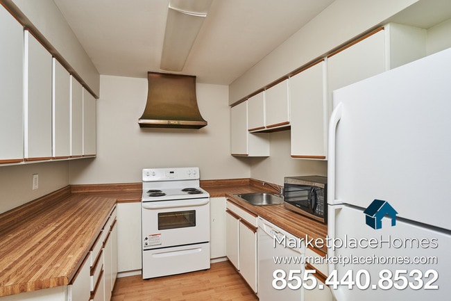 Building Photo - 43 Trenton Square