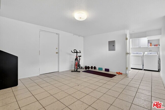 Building Photo - 8611 Burton Wy