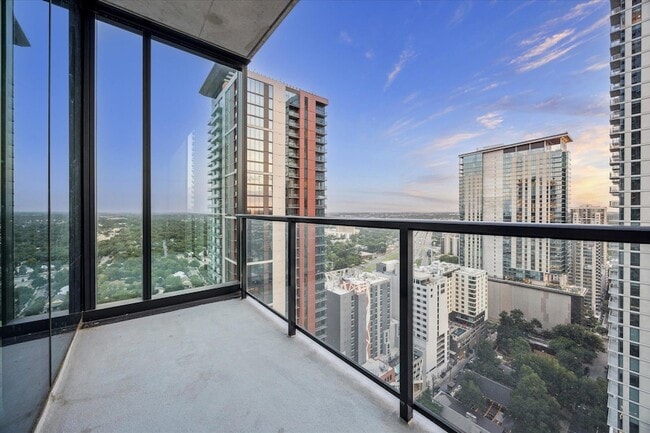 Building Photo - 610 Davis St