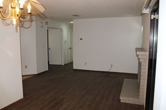 Building Photo - Downstairs 2 Bedroom, 1 Bathroom Hercules ...