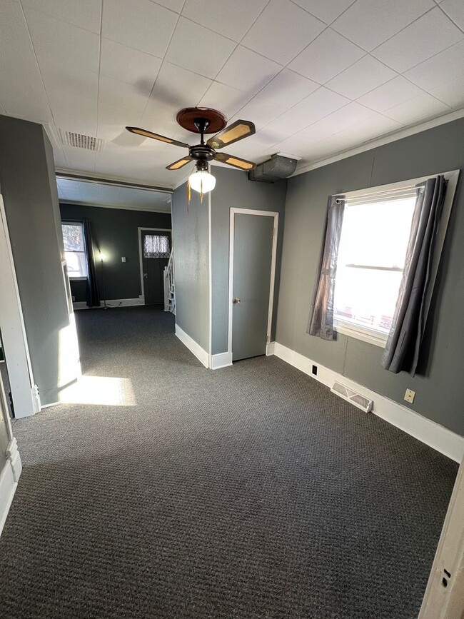 Building Photo - AVAILABLE TODAY - 3 Bedroom in East End Su...