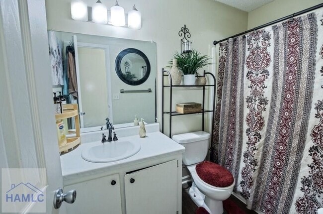 Building Photo - Charming 3 Bedroom, 2 Bath Home! Enjoy a c...