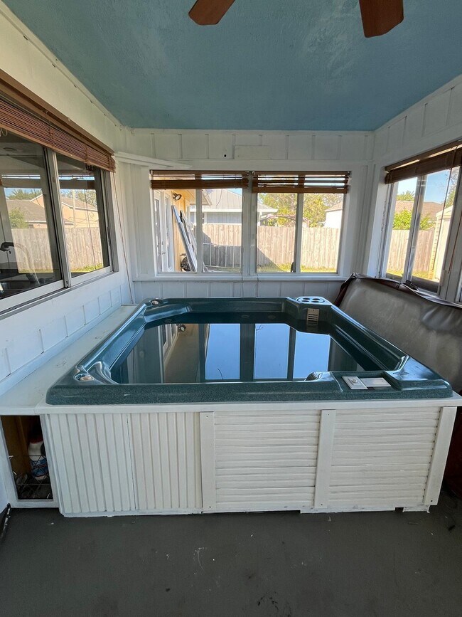 Building Photo - 2351 SE Maize St