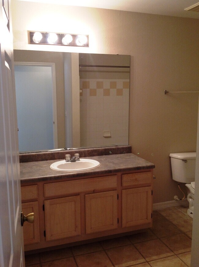 Building Photo - Spacious three bed at The Hamptons