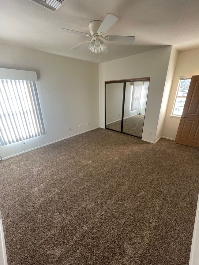 Building Photo - Beautiful 3 Bedroom/2.5 Bathroom Home Loca...