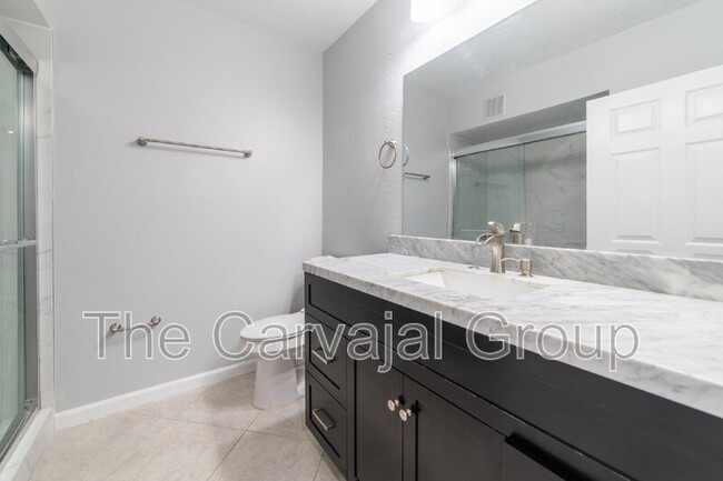 Building Photo - 725 Crest Pines Dr
