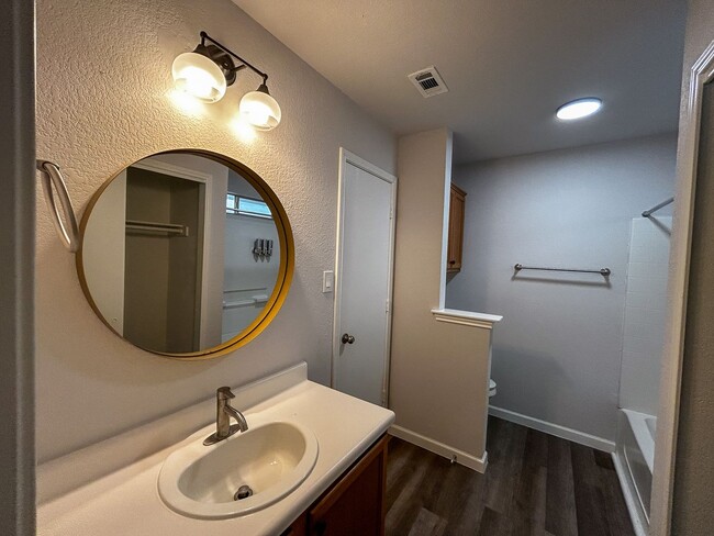 Building Photo - Clean 2/2 in Austin Colony