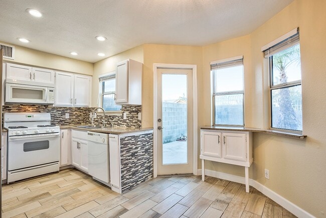 Building Photo - Fantastic 3 bed condo