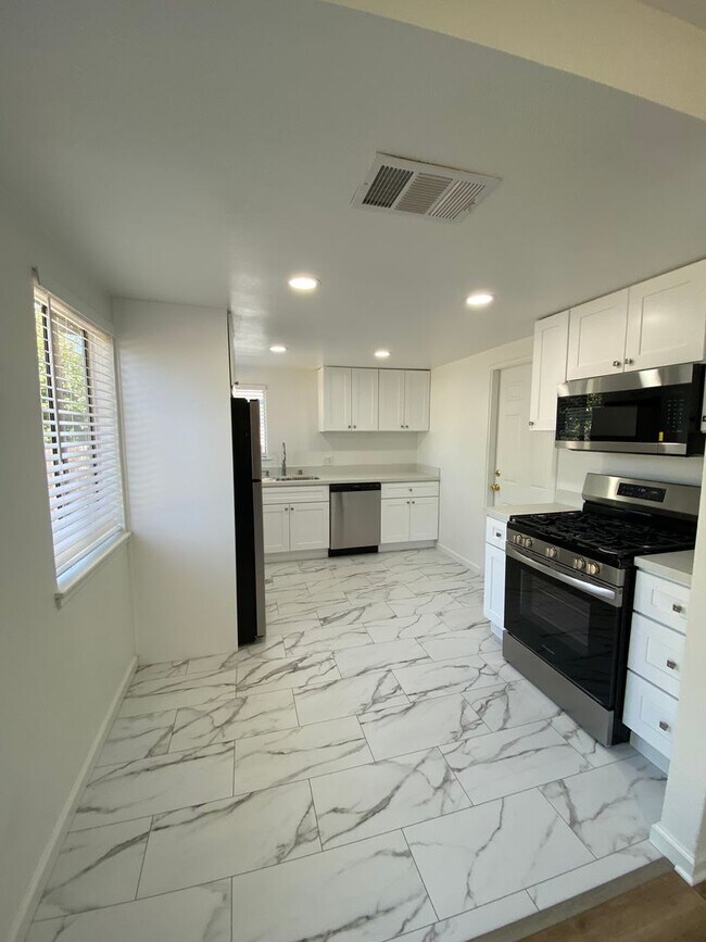 Building Photo - 3 BD/ 1BATH HOUSE LOCATED NEAR DOWNTOWN VA...