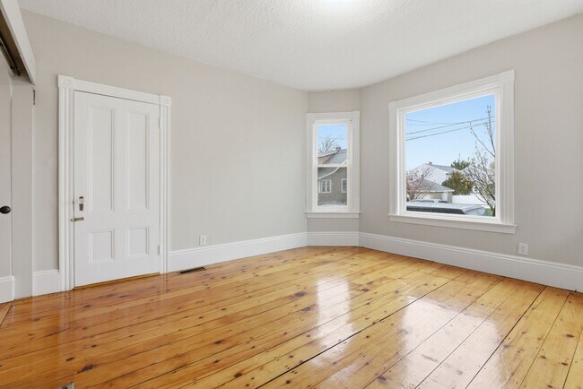 Building Photo - 35 Oakland St