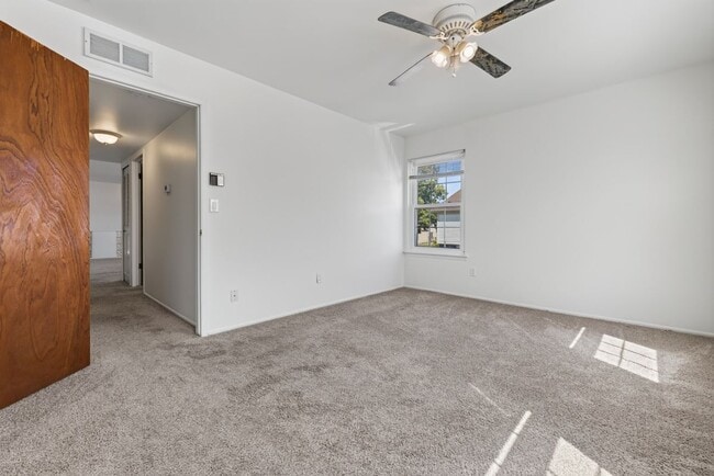 Building Photo - 26070 N Lake Dr