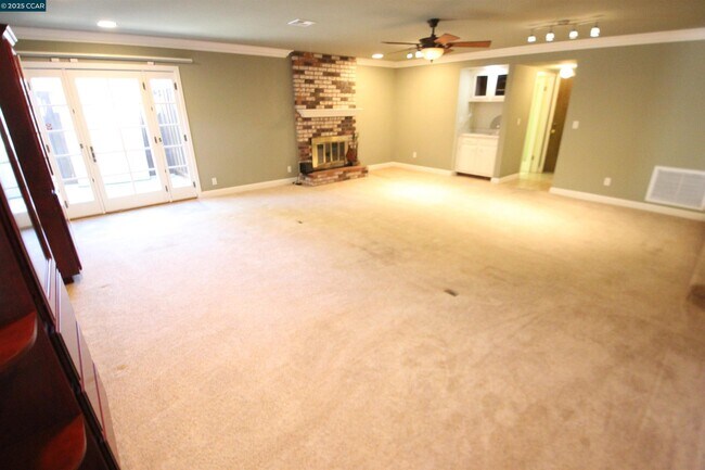 Building Photo - 898 Luxury Dr