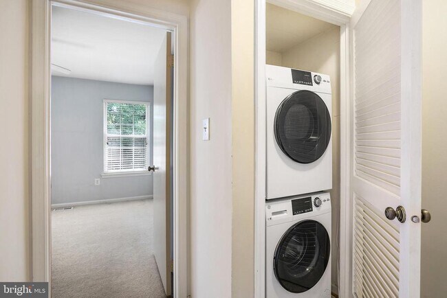 Building Photo - 3395 Lakeside View Dr