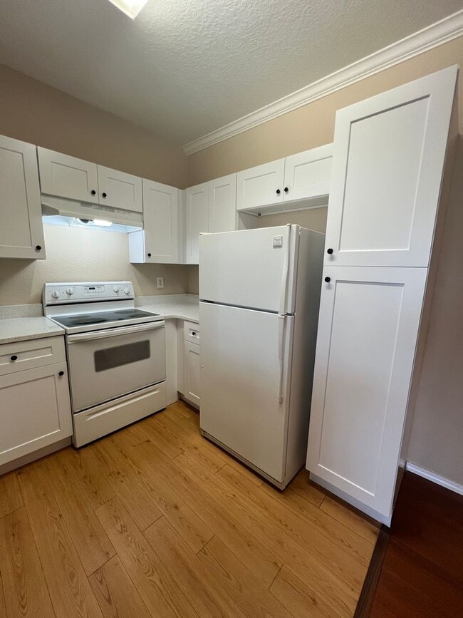 Building Photo - 2 BEDROOM 1 BATH CONDO REMODELED available...