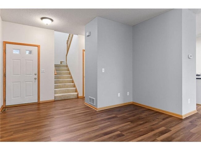 Building Photo - 2 BR/3 BA Townhome in Lakeville!