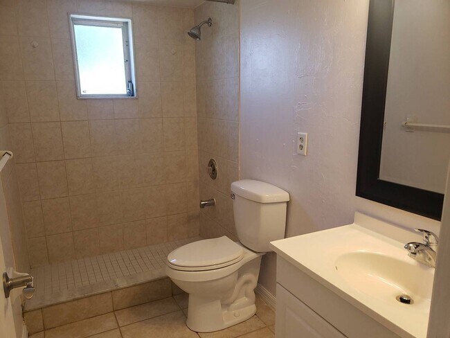Building Photo - 2/2/1 Single Family Home Available NOW!