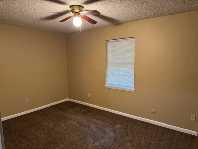 Building Photo - 610 Pine Cone Dr