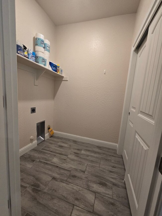 Building Photo - Beautiful home ready for your family available June!