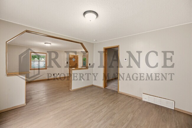 Building Photo - 1028 W Munnell Ave