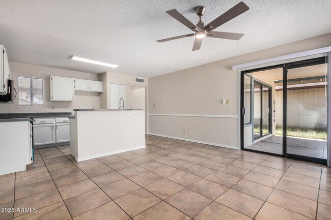 Building Photo - 10023 W Sells Dr