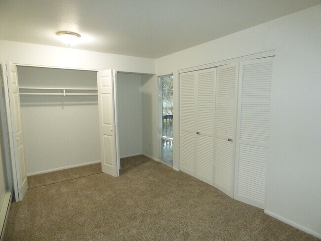 Building Photo - Rent Special: 1/2 Off April's Rent!! - Upstairs 2 Bedroom Unit