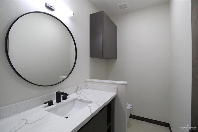 Building Photo - 1611 Oak Alley Dr