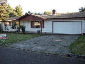 Building Photo - NW Eugene home in a cul-de-sac with a larg...