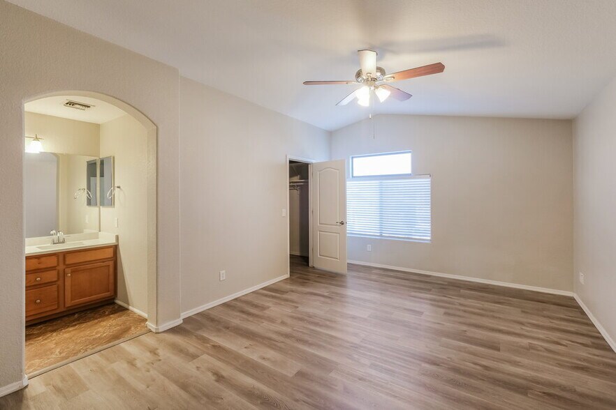 Building Photo - 2437 W Running Deer Trl