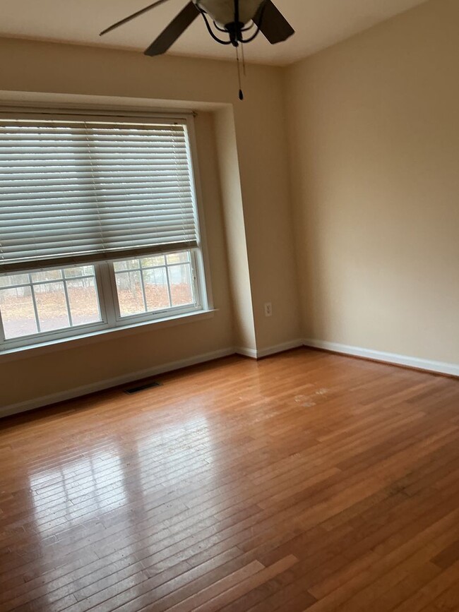 Building Photo - Welcome home!  Sought after Lake of the Woods!