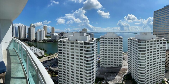 Building Photo - 950 Brickell Bay Dr