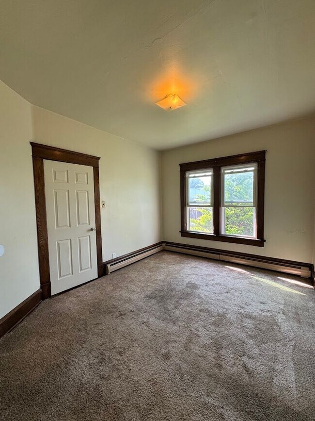 Building Photo - ?No Security Deposit?2 bedroom available in Kingston!