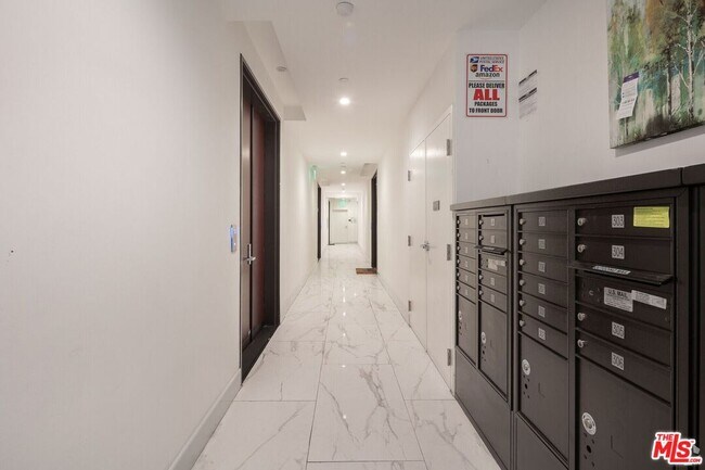 Building Photo - 320 N La Brea Ave
