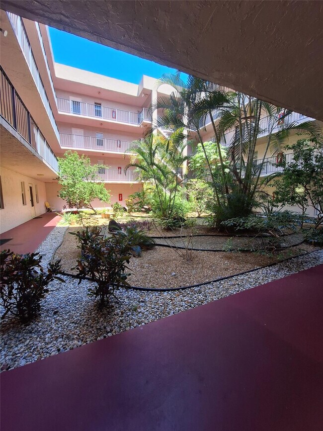 Building Photo - 2821 Somerset Dr