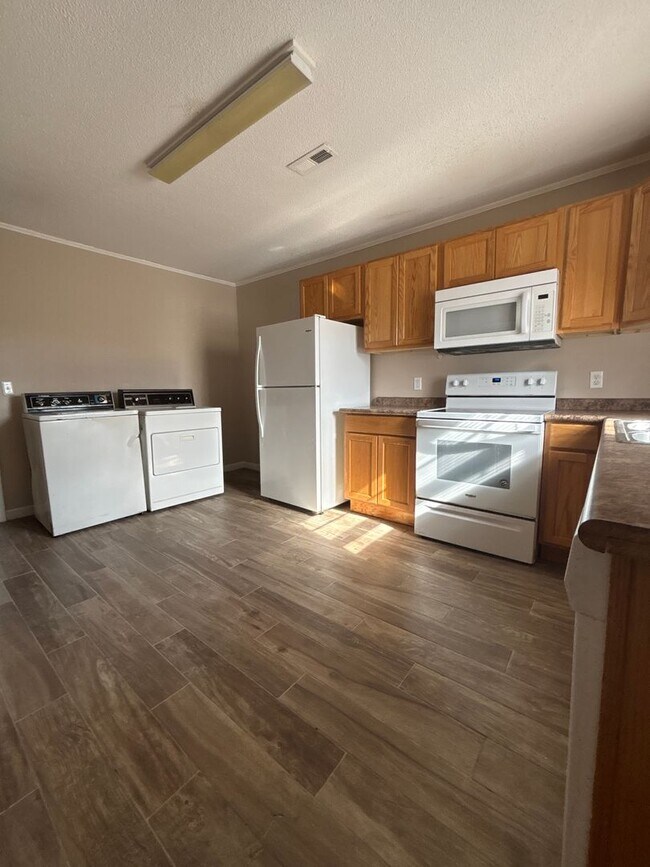 Building Photo - New Listing!