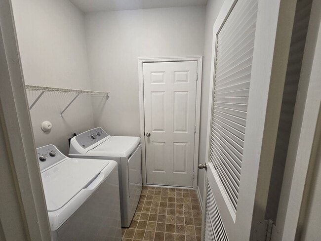 Building Photo - Beautiful 3 Bed 3 Bath Home in Amberly – Prime Triangle Location!