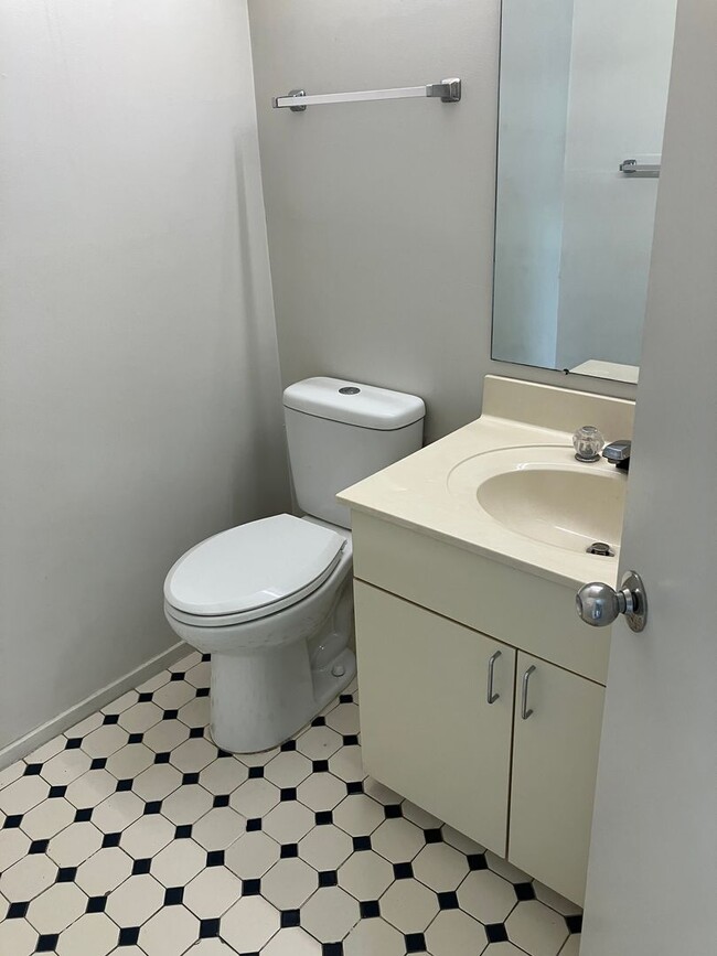 Building Photo - 2 bedroom 2.5 bathroom in Calabash
